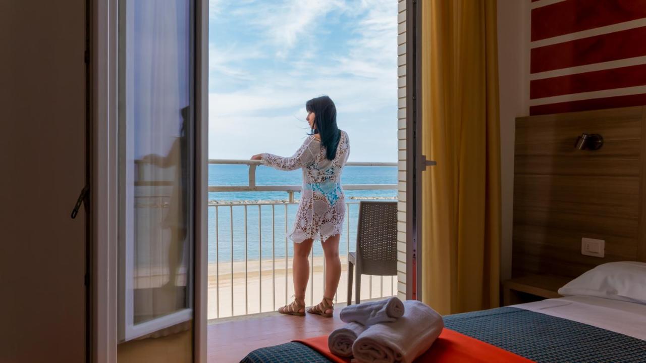 Hotel President'S เปซาโร ภายนอก รูปภาพ