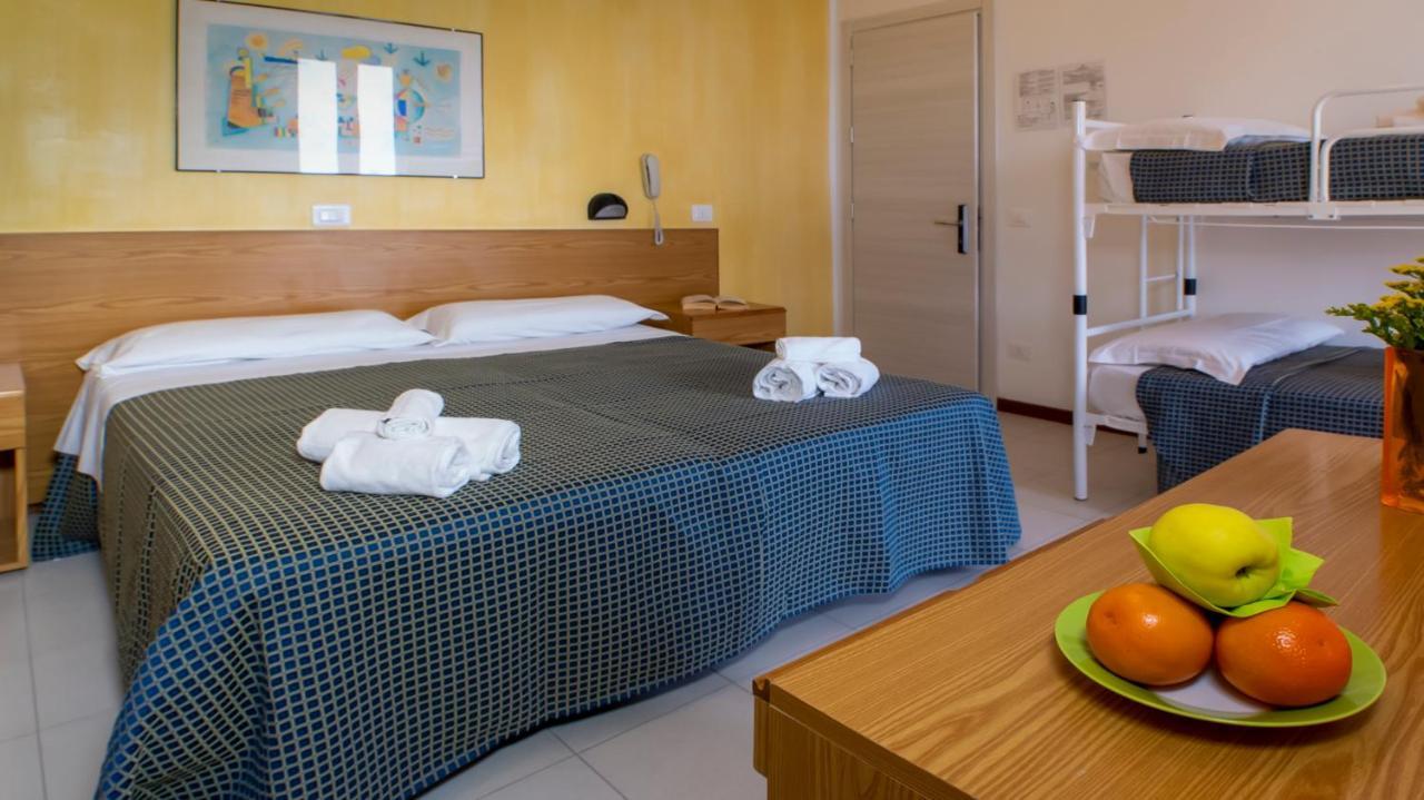 Hotel President'S เปซาโร ภายนอก รูปภาพ