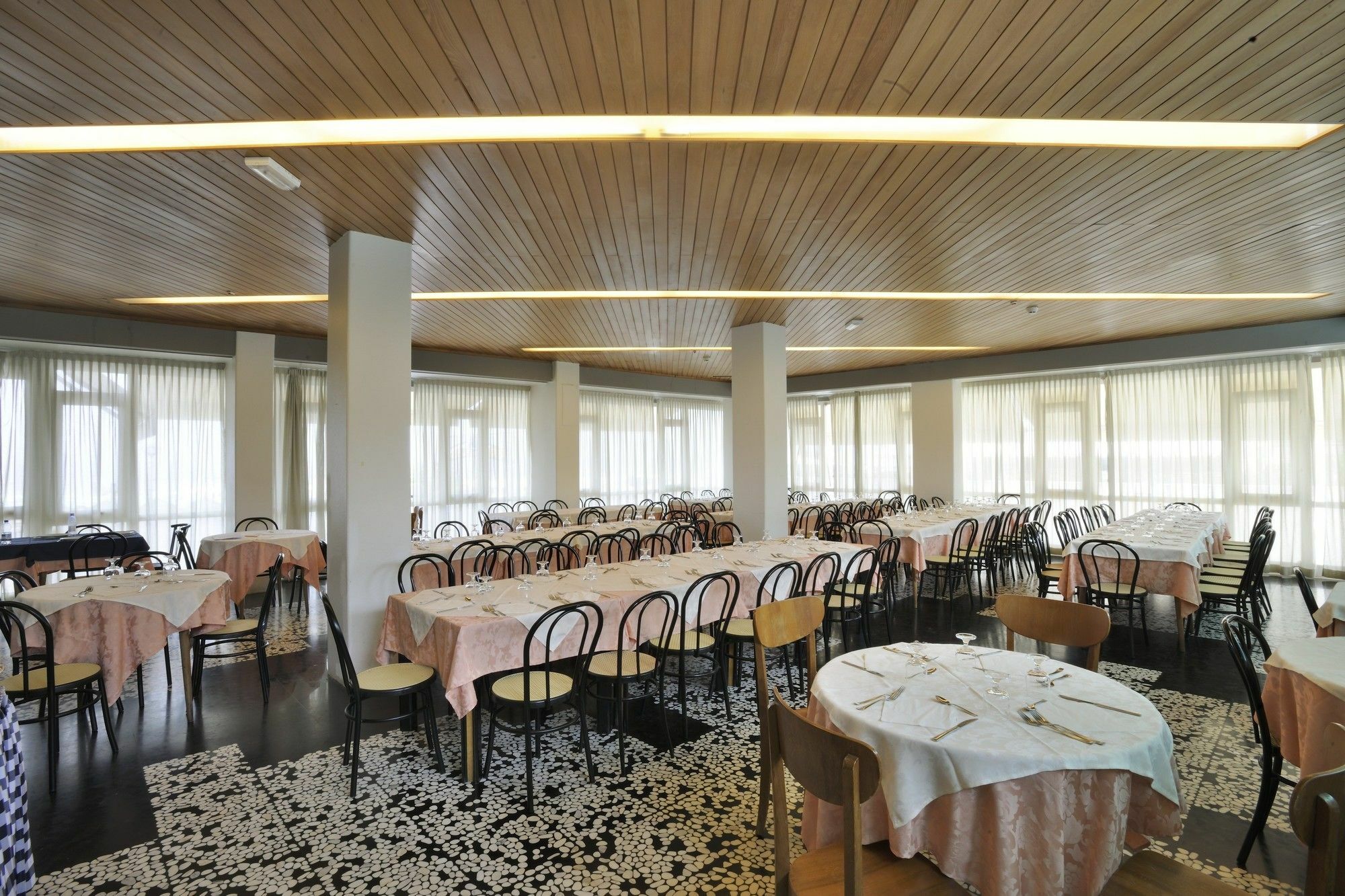 Hotel President'S เปซาโร ภายนอก รูปภาพ